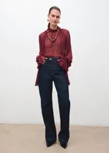 Jeans de tiro medio y corte recto, con diseño de cinco bolsillos, trabillas para cinto y cierre frontal con botones y cremallera oculta.