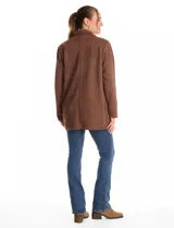 Blazer de corte largo y silueta relajada, confeccionado en tejido símil gamuza con textura aterciopelada. Presenta cuello con solapas, frente abierto sin botones y dos bolsillos de parche frontales.