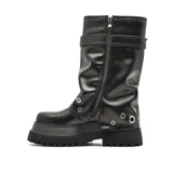 Bota de caña media en cuero sintético negro con plataforma dentada. Presenta un diseño con múltiples ojales metálicos plateados distribuidos por toda la caña, cierre lateral con cremallera y una tira con hebilla ajustable en la parte superior.
