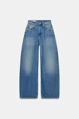 Jeans de tiro alto con corte wide leg y pernera recta. Presentan un diseño de cinco bolsillos con efecto lavado y cierre frontal mediante cremallera y botón metálico.