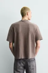 Camiseta de punto relaxed fit de algodón color bordó con efecto lavado, cuello redondo y manga corta.
