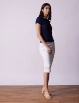 Remera color beige de tejido acanalado, con escote a la base y manga corta.