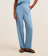 Pantalón recto de jeans celeste con cintura elástica.