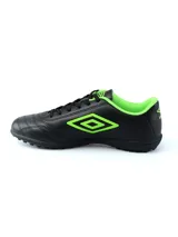 Championes de fútbol Umbro Classic II TF, color negro con detalles en verde neón. Capellada de cuero sintético y suela de goma con tapones para césped artificial.