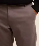 Pantalón masculino de corte skinny confeccionado en sarga de algodón con elastano. Presenta cierre frontal con botón y cremallera, cintura con trabillas y bolsillos laterales y traseros.