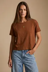 Remera marrón de manga corta con pequeño bordado de palmera en el centro del pecho.