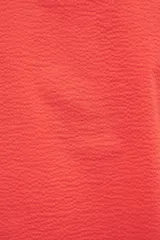 Camisa color coral de tejido seersucker texturizado, con cuello camisero, manga corta y cierre frontal con botones nacarados.