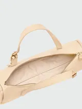 Cartera de hombro de diseño minimalista y rectangular, con correa ajustable mediante hebilla metálica y cierre superior. Presenta una estructura compacta y elegante.