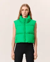 Chaleco puffer corto de diseño acolchado, con cuello alto y cierre frontal completo. Presenta un corte relajado y sin mangas.