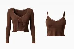 Conjunto de dos piezas compuesto por un cardigan de manga larga con detalle de encaje en el cuello y un top de tirantes con escote en V y detalle de encaje. Ambas prendas son de color marrón y presentan un diseño ajustado con terminaciones onduladas.