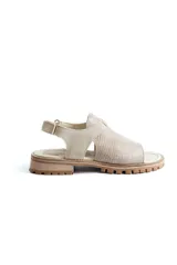 Sandalias de cuero con textura grabada, diseño de punta abierta y talón descubierto con tira ajustable. Poseen una suela de plataforma dentada en tono tierra.