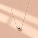 Collar de plata 925 con fina cadena de eslabones y dije en forma de esfera lisa.
