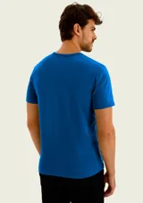 Remera celeste de manga corta y cuello redondo, de corte slim y diseño liso.