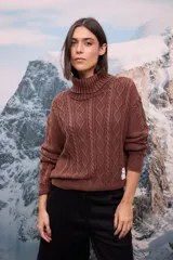 Buzo de punto con cuello polera, diseño de ochos y rombos, con efecto lavado y acabado desgastado.