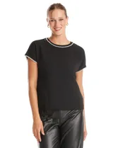 Blusa negra de crepe con cuello redondo, manga corta y detalle de apliques de perlas en el borde del cuello y las mangas.