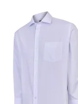 Camisa de manga larga RKF modelo Wf Pc, color lila con patrón de rayas verticales sutiles, cuello camisero clásico, cierre frontal con botones y un bolsillo en el pecho con el logo bordado.