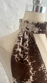 Top halter con estampado animal print de vaca, con tiras finas que se atan en la nuca y en la espalda.