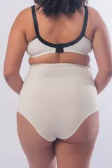 Bombacha maternal de tiro alto confeccionada en lycra reforzada, diseñada con elástico regulable en la cintura y panel frontal para soporte de la zona abdominal.