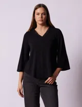 Blusa negra de seda fría, marca Rio & Rian, con escote en V y aplique de crochet en la parte delantera.