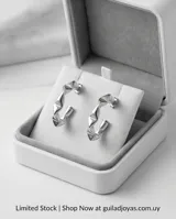 Aros tipo argolla de acero con diseño ondulado y acabado brillante.
