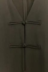 Vestido midi ZW Collection de color verde militar, con escote en pico, mangas anchas por debajo del codo y cierre frontal con alamares. Cuenta con un cinturón del mismo tejido para anudar en la cintura y bajo acabado en línea evasé.