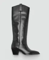 Bota de caña alta estilo cowboy confeccionada en piel bovina, con punta fina y tacón rectangular de 5 cm.