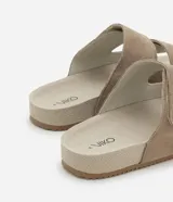 Sandalia masculina tipo slide de gamuza en color tostado, con dos tiras anchas ajustables mediante velcro, plantilla texturizada y suela de goma con relieve dentado.