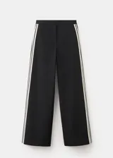 Pantalón negro de corte recto con franjas blancas laterales a lo largo de las piernas.