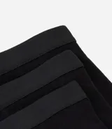 Set de tres calzoncillos tipo bóxer en color negro, gris y azul, confeccionados en algodón con elastano y cintura elástica.