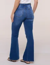 Jean elastizado tiro alto de la marca Absolutely Famous, con calce ajustado en caderas y muslos y botamanga acampanada. Presenta diseño clásico de cinco bolsillos, cierre frontal con botón y bragueta, y costuras en contraste.