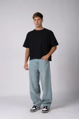 Remera boxy de algodón color marrón, de mangas corta y calce holgado, con estampa sutil con la leyenda 'COFFEE' en el pecho.