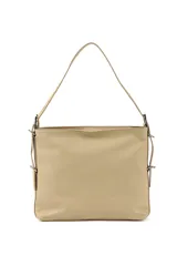 Bandolera de cuero sintético color beige con diseño de hombro, caracterizada por dos bolsillos frontales con cierre metálico en diagonal.