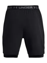 Short deportivo 2 en 1 Under Armour, compuesto por un short exterior tejido ultraligero y un short de compresión integrado. Presenta paneles perforados para ventilación, bolsillos laterales y cintura con cordón ajustable.