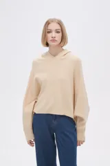 Sweater gris melange medio con capucha y corte cropped.