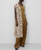 Chaleco largo de punto calado con detalle de hojas, confeccionado en lino y algodón.