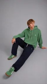 Pantalón de jogging color azul marino, de corte recto y holgado, con cintura elástica ajustable mediante cordón y logo pequeño bordado en la pierna.