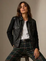 Campera de estilo casual con frente de cuero y mangas de tejido de algodón, con cierre frontal de botones metálicos y bolsillos frontales con solapa.