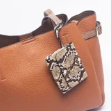 Cartera tipo tote color marrón con textura granulada, asas largas y detalles de hebillas laterales. Incluye un pequeño monedero colgante con estampado de serpiente.