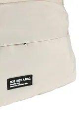 Bandolera negra con correa ajustable, cierre de cremallera en el compartimento principal y bolsillos frontales. Incluye un detalle de cordón rojo y un llavero en espiral negro.