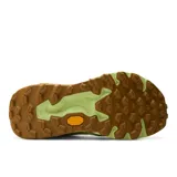 Championes de trail running New Balance modelo Hierro v9, color verde lima con suela de caucho color marrón. Presentan tecnología Fresh Foam X en la entresuela y suela Vibram para mayor tracción.