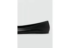 Zapato plano estilo ballerina color negro, confeccionado en cuero vacuno, con puntera redondeada y delicado lazo decorativo en el empeine.