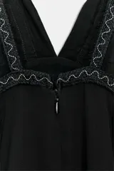 Vestido midi de Zara Woman Collection color negro, con escote en pico, tirantes finos y detalles de bordados con aplicación de abalorios. Cuenta con forro interior a tono y cierre con cremallera oculta en costura.