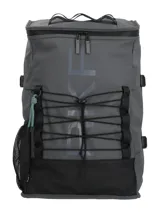 Mochila RKF de diseño técnico en color gris, confeccionada en poliéster reciclado repelente al agua. Presenta un compartimento principal con cierre superior, bolsillo lateral de malla, sistema de cordones elásticos frontales para sujeción y correas ajustables. Incluye detalle de llavero mosquetón.
