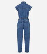 Mono utilitario de jean color azul medio, con cuello mao, cierre frontal oculto, diseño sin mangas con hombreras estructuradas, cintura entallada con trabillas y bolsillos funcionales.