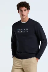 Buzo de cuello redondo en color azul marino, con estampado frontal que incluye el nombre de la marca con diseño a cuadros.