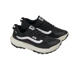 Championes Vans modelo MTE Crosspath, de diseño técnico y robusto. Presentan una combinación de paneles textiles y sintéticos en color negro, con la icónica banda lateral en blanco. Cuentan con una entresuela gruesa de color crema y una suela dentada de goma para mayor tracción.