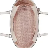 Cartera tipo shopper de la marca Guess, color rosa claro con estampado de monograma de la marca en toda la superficie. Cuenta con doble asa de hombro, cierre superior, bolsillos laterales externos y un pequeño monedero colgante con cierre.