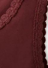Musculosa de algodón color bordó con cuello redondo y detalles festoneados en el cuello y las sisas.