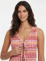 Top sin mangas de crochet con cuello en V y cierre frontal mediante cordones ajustables. Presenta un diseño de tejido calado con patrón geométrico en tonos rosa, naranja y rojo.