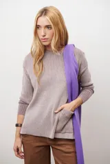 Buzo de tejido de punto acanalado en color beige, con cuello redondo, mangas largas y un bolsillo frontal aplicado en la parte inferior.